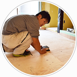 お部屋の寸法をはかります。